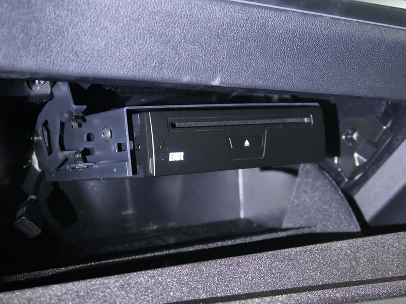 アフターパーツメーカー製DVDプレーヤー装着 for BMW G系
