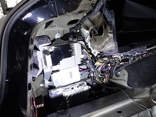BMW 4シリーズカブリオレ(G83) へレイヤードサウンド 3rd Editionの2チャンネル専用アンプを取り付け