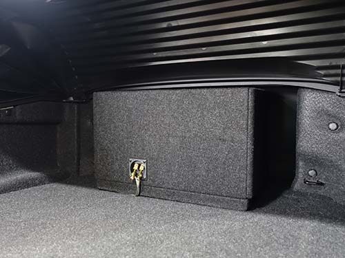 BMW 4シリーズカブリオレ(G83)トランクルームにサブウーファーボックスを設置