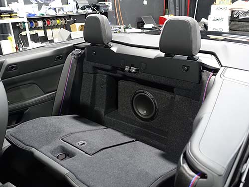 BMW 4シリーズカブリオレ(G83)トランクルームにサブウーファーボックスを設置