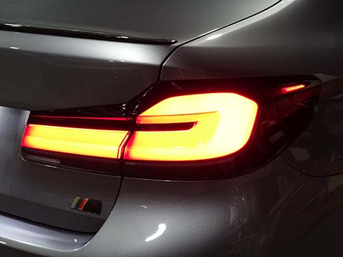 BMW 5シリーズセダン(G30)LCIモデル用テールライトが点灯している状態
