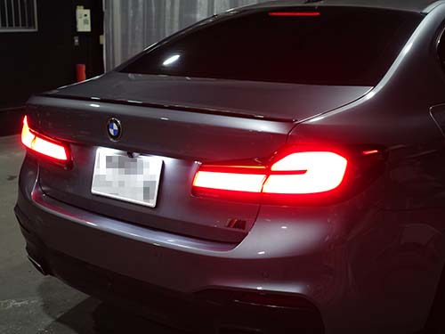 BMW 5シリーズセダン(G30)LCIモデル用テールライトのブレーキライトが点灯している状態