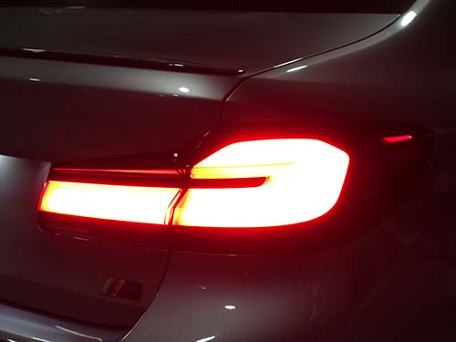 BMW 5シリーズセダン(G30)LCIモデル用テールライトのブレーキライトが点灯している状態