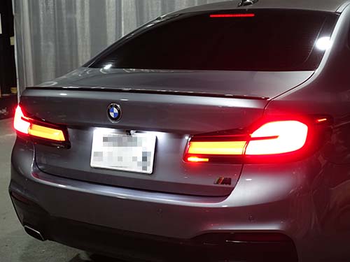 BMW 5シリーズセダン(G30)LCIモデル用テールライトのブレーキライトとリアフォグライトが点灯している状態