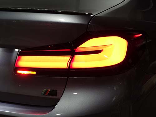 BMW 5シリーズセダン(G30)LCIモデル用テールライトのリアフォグライトが点灯している状態