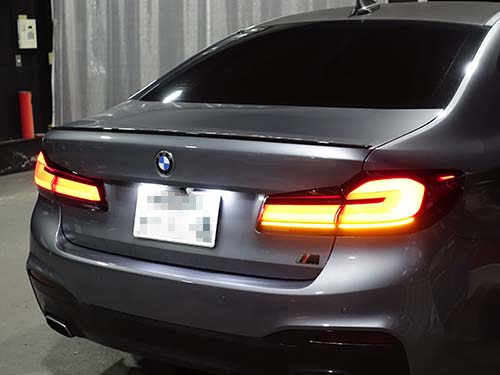 BMW 5シリーズセダン(G30)LCIモデル用テールライトのウインカーが点灯している状態