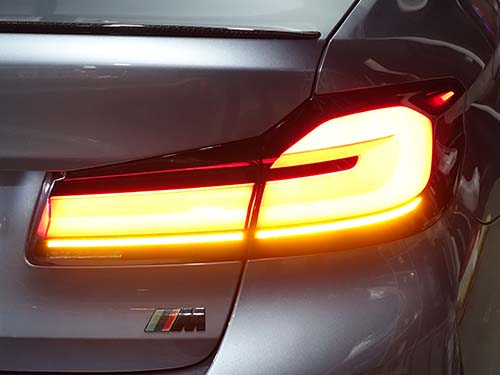 BMW 5シリーズセダン(G30)LCIモデル用テールライトのウインカーが点灯している状態