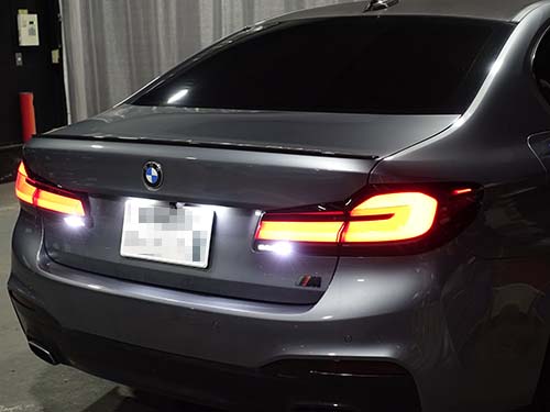 BMW 5シリーズセダン(G30)LCIモデル用テールライトのバックライトが点灯している状態
