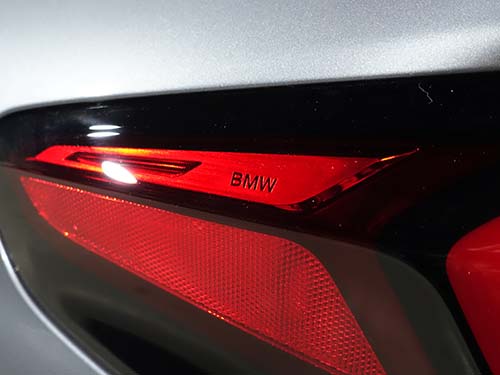 BMWカスタム専門店ライコウでのBMW 5シリーズ G30/G31/F90のLCIモデル用テールライト後付装着では、BMW純正部品を使用&LCIモデル準拠の配線作業&車両コンピューターへのLCIモデル用テールライト設定を行ないます。