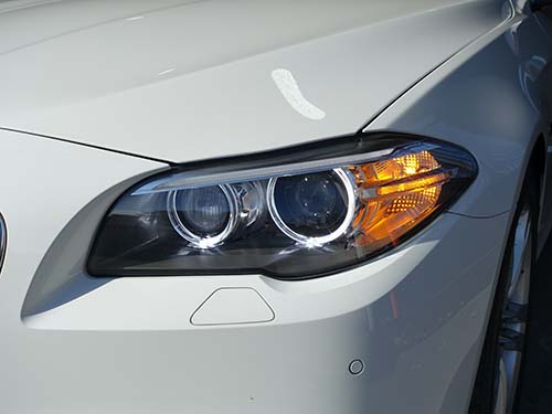 BMW 5シリーズ F10 / F11 LCIモデルのフロントウインカー用LEDバルブ取り付け