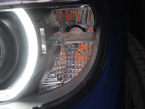 LED素子のオレンジ色がヘッドライトのリフレクター部に映り込んでいる