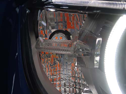 LED素子のオレンジ色がヘッドライトのリフレクター部に映り込んでいる