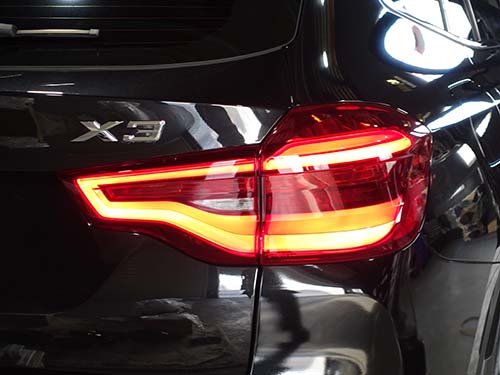 BMW X3 ( G01 ) 前期モデルのテールライトのテールライト点灯