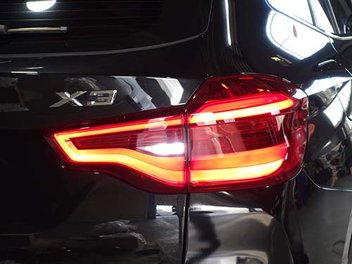 BMW X3 ( G01 ) 前期モデルのテールライトのバックライト点灯