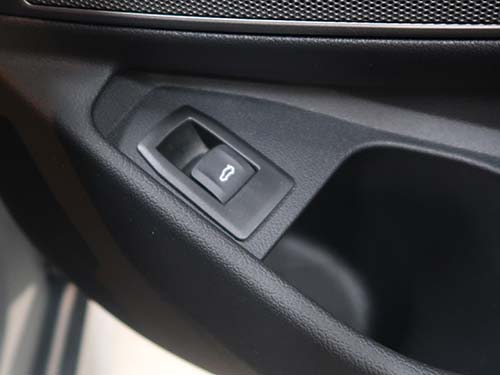 運転席ドアのトランクリッドスイッチ操作で電動トランクリッドのワンタッチクローズ有効化