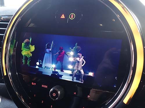 DVDプレーヤーの映像がミニ クラブマン ( F54 ) の純正iDrive画面に表示