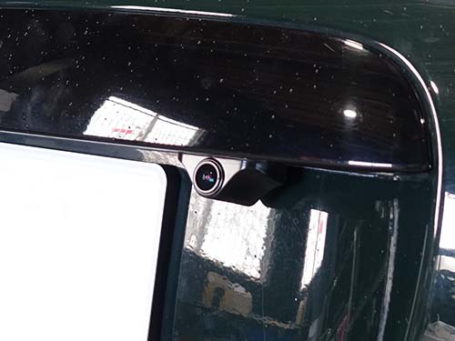 ベロフ製ナイトビジョン ドライブレコーダーのリアカメラは、トランクリッドのナンバープレートやナンバー灯に干渉しない場所へ取り付け