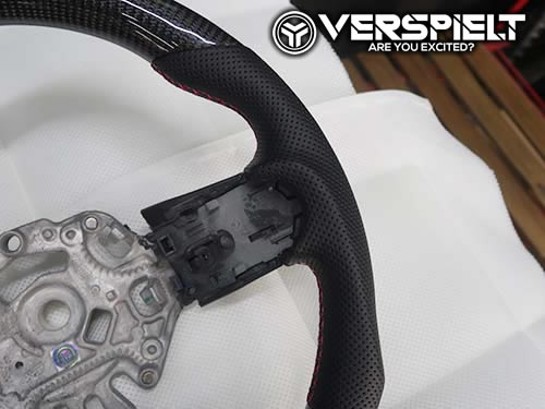 VERSPIELT(ファスピエルト)のフラットスイッチ用カーボン&パンチングレザー仕様のフルオーダーカスタムステアリング