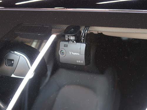 フロントカメラは運転中の視界の妨げにならないように助手席側に取り付け