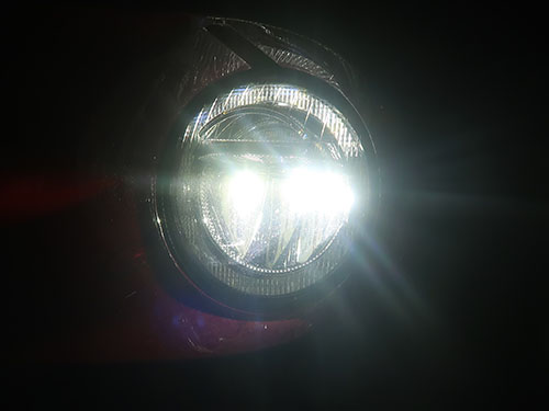 LEDフォグライトユニットの下側部分がフォグライトとして発光
