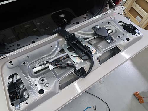 ベロフ製ナイトビジョン ドライブレコーダーのリアカメラは、トランクリッドのナンバープレートやナンバー灯に干渉しない場所へ取り付け
