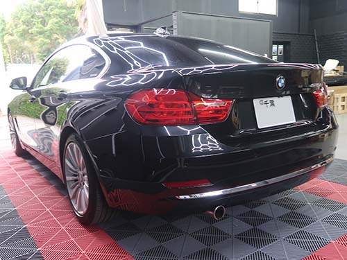 BMW 4シリーズグランクーペ(F36) 右側ヘッドライトが点灯しないトラブルでご来店。しかもアクティブクルーズコントロールが動作しないトラブルも