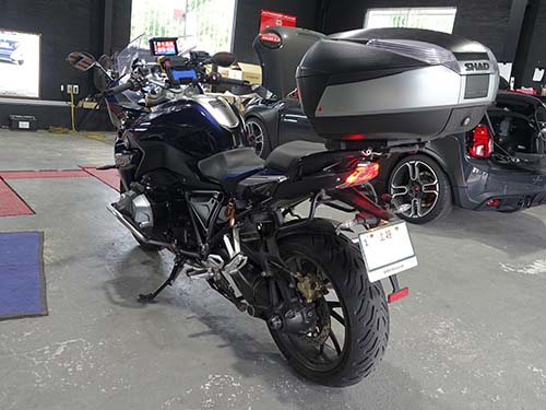 BMWモトラッド R1250RS(K54) 純正の空気圧センサーやアラームシステムを取り付けたりカスタム満載!