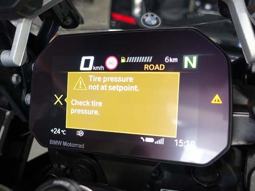 タイヤ空気圧低下の割合に応じて警告メッセージ