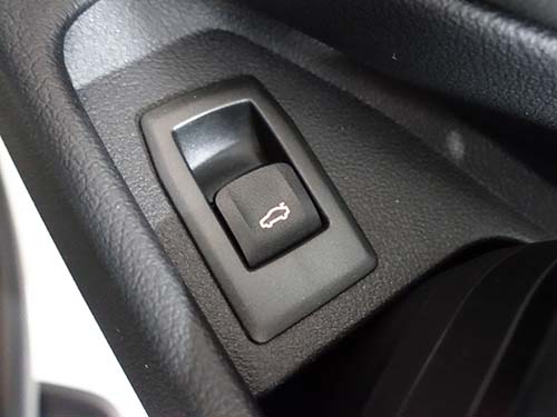 運転席ドアのトランクリッドスイッチ操作で電動トランクリッドのワンタッチクローズ有効化