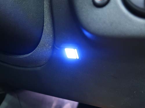 ブレーキペダルを踏むことでアクセルセーフティモジュールの制御からの復帰を示す青点灯