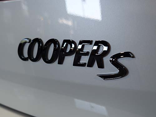 【 COOPERS 】のモデルレターをキャンディブラックへペイント