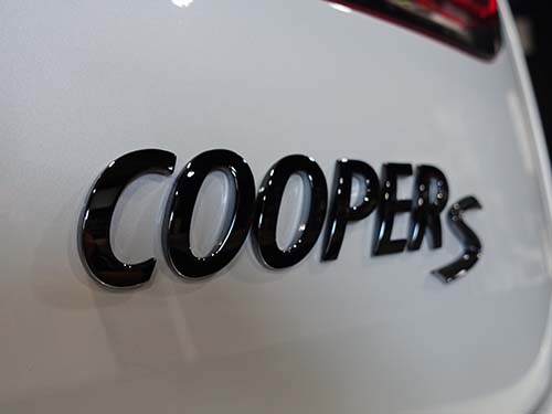 【 COOPERS 】のモデルレターをキャンディブラックへペイント