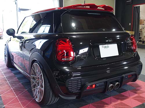 ミニ JCW LCIのヘッドライトをダメージから守るためにプロテクションフィルム施工