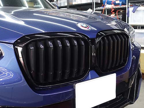 BMW X3(G01) LCIモデルのフロントグリルを純正ピアノブラック仕様へ交換 - BMW & MINI カスタム 専門店 ライコウ [  RAIKO ]