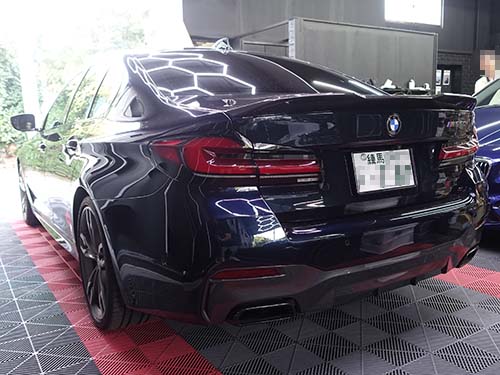 BMW 5シリーズ(G30) 後退時にナンバー灯を消灯させる配線作業