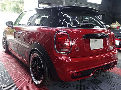 ミニ クーパーS(F56) LCIモデルのLEDヘッドライトを取り付けて劣化やキズから守ってくれるプロテクションフィルム施工