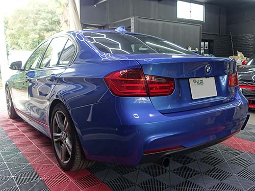 BMW 3シリーズ(F30) ディスプレイに模様が入ってしまい見づらいから交換修理