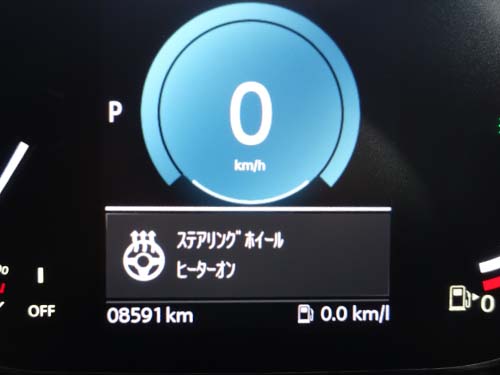 メーターパネルにはステアリングホイールヒーターオンと表示