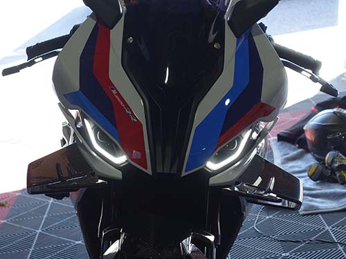 BMWモトラッド M1000RR ( K66 ) のオートマチックデイライト発光