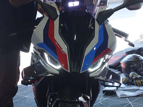 BMWモトラッド M1000RR ( K66 ) のオートマチックデイライト発光