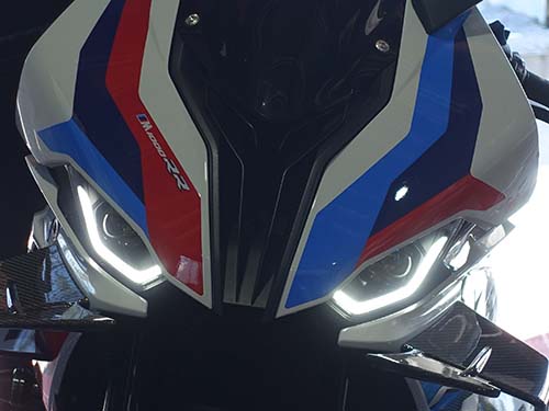 BMWモトラッド M1000RR ( K66 ) のオートマチックデイライト発光