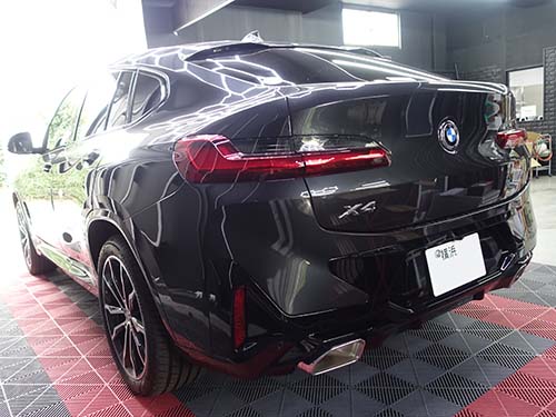 BMW X4(G02) LCIのルームミラー下のセキュリティライトを点滅発光作業