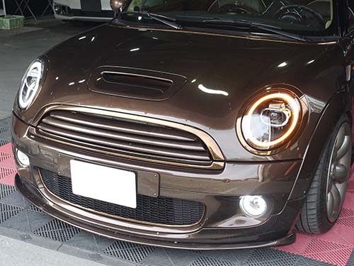 MINI F系LCIルックのLEDヘッドライトのリングライトがアンバーで点滅