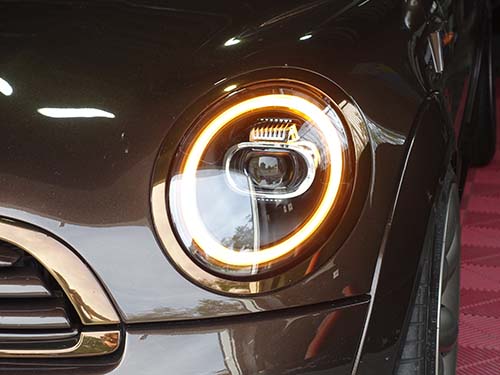 MINI F系LCIルックのLEDヘッドライトのリングライトがアンバーで点滅