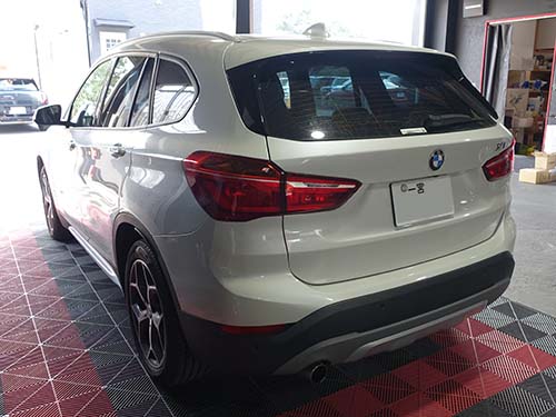 BMW X1(F48) 前方と後方に加えて車内の映像も記録するユピテルのドライブレコーダーを装着