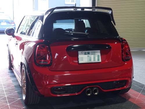 ミニ クーパーSD(F56) LCI2モデルの四角模様が入ったディスプレイリングカバー装着