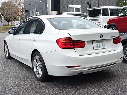 BMW 3シリーズ(F30) 気泡が入って見づらい状態になったモニターを交換修理