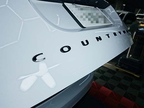 ピアノブラック仕様の COUNTRYMANのモデルレターを貼り付け