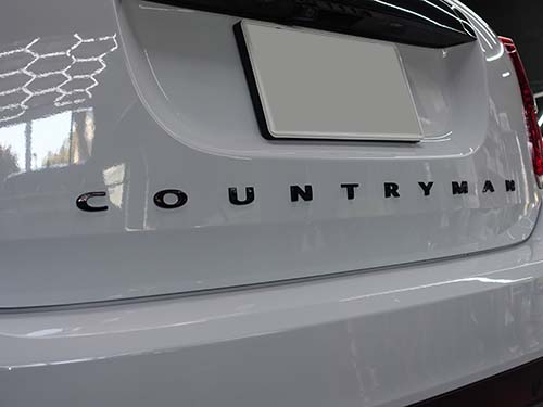 ピアノブラック仕様の COUNTRYMANのモデルレターを貼り付け