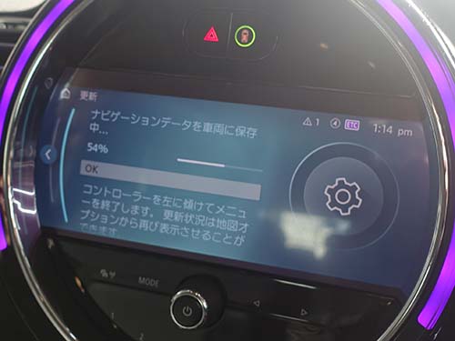 USBメモリに入っているナビゲーションデータを車両に保存